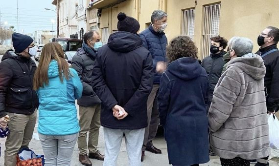 El alcalde de Badalona reunido con el vecindario de Sant Roc, para tratar la problemática/ TWITTER- XAVIER GARCÍA ALBIOL