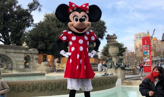 Jesús Fernández disfrazado de Minnie Mouse en la plaza de Catalunya / CEDIDA