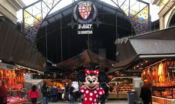 Jesús Fernández disfrazado de Minnie Mouse en el mercado de la Boqueria / CEDIDA