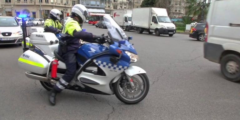 Agentes de la Guardia Urbana en la plaza Francesc Macià / AJ BCN