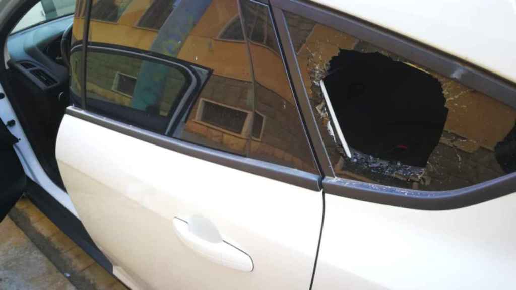 Coche con los cristales reventados en la Verneda / METRÓPOLI ABIERTA