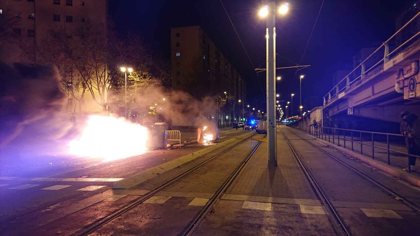 Barricadas en la avenida Marqués de Montroig de Badalona por los cortes de luz de Endesa / MA