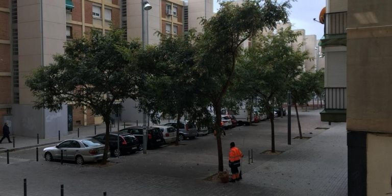 Un trabajador de la limpieza en el barrio / G.A