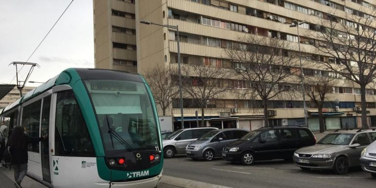 Un tranvía circula por delante de unos edificios de La Mina / G.A