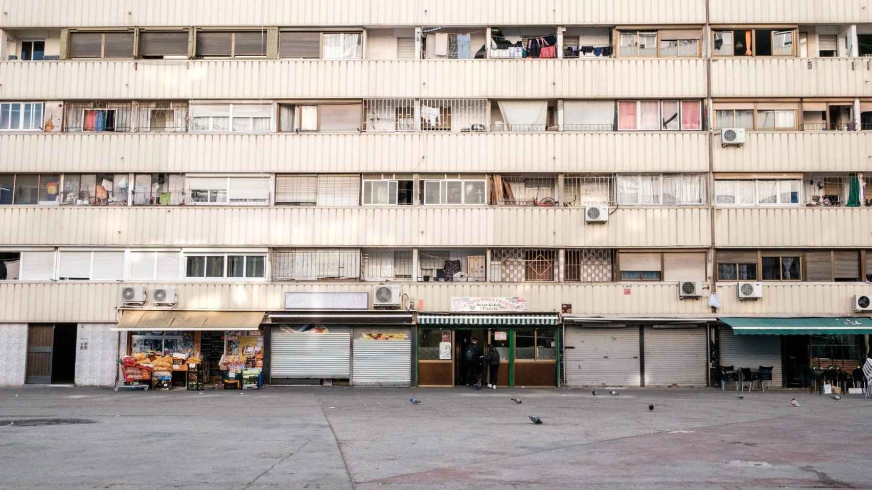 Edificio de viviendas en el barrio de La Mina / PABLO MIRANZO