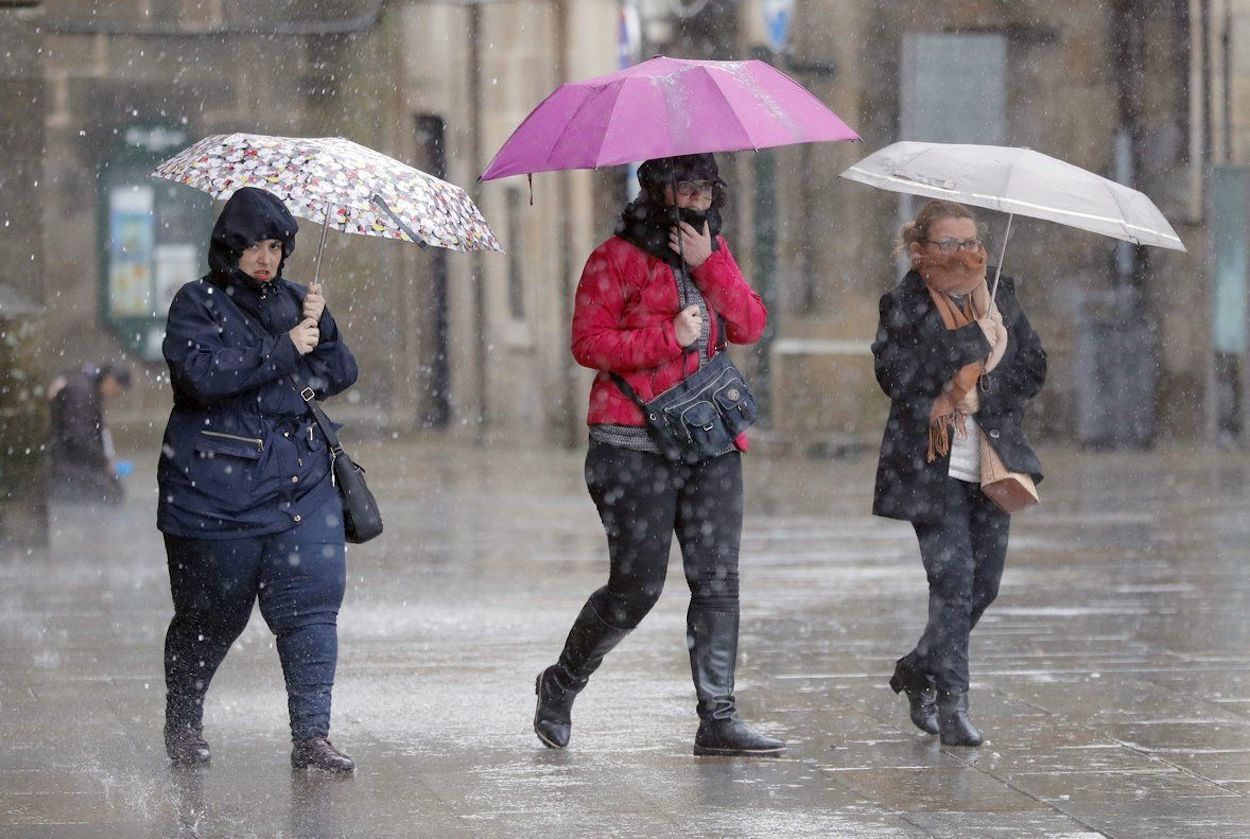 Tres mujeres con paraguas en una jornada de lluvias y frío en Barcelona / EFE