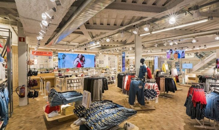 Interior de un comercio de Pull&Bear / INDITEX