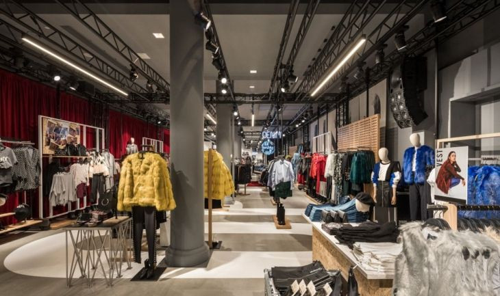 Interior de una de las tiendas de la cadena Bershka / INDITEX