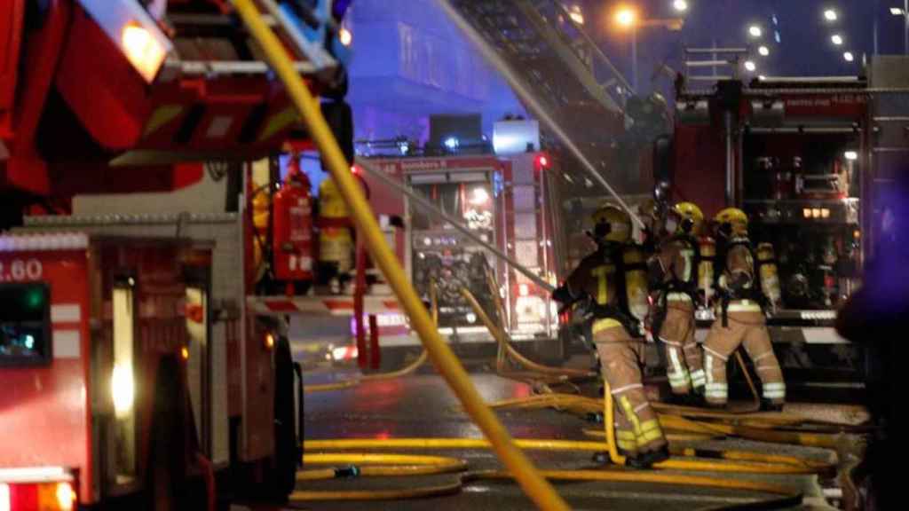 Bomberos de la Generalitat, apagando un incendio en una imagen de archivo / EFE