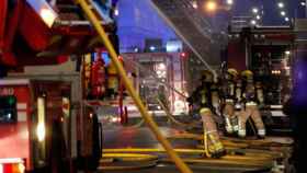 Bomberos de la Generalitat, apagando un incendio en una imagen de archivo / EFE