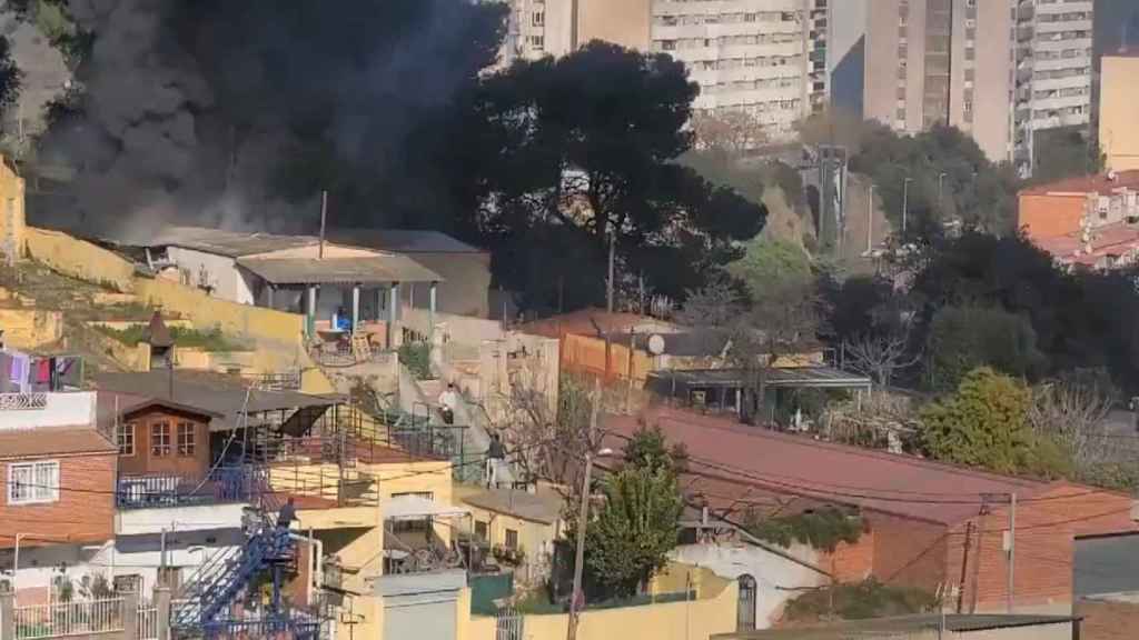 Una de las imágenes del incendio este lunes en Torre Baró / TWITTER