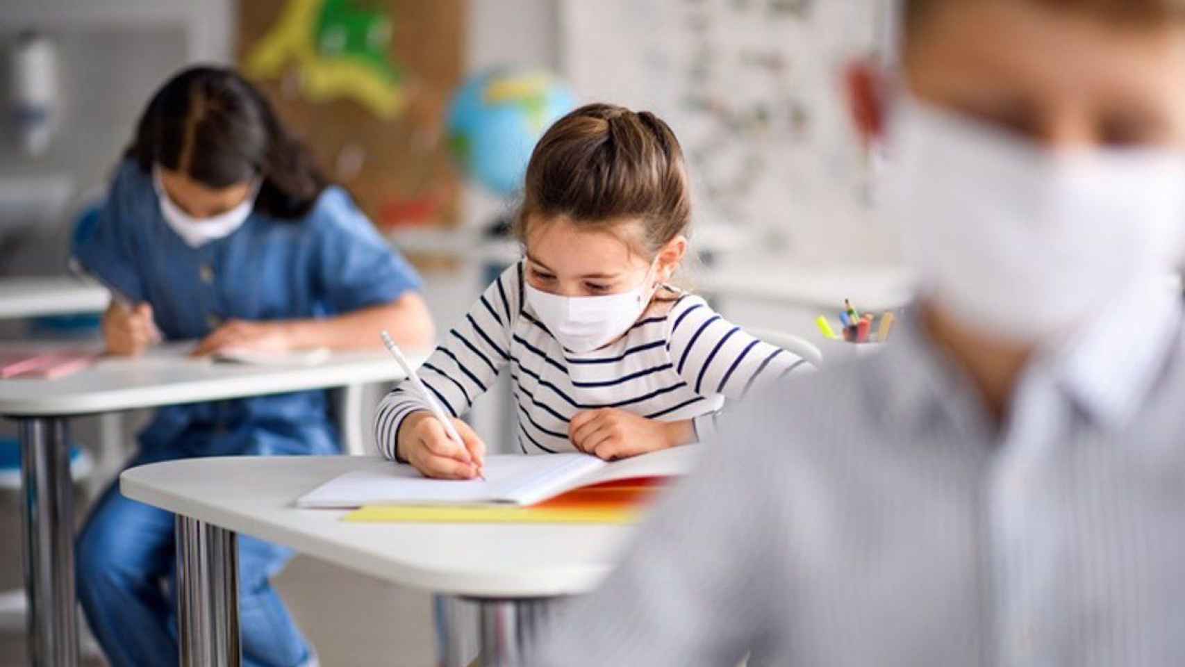 Niños en el aula con la mascarilla puesta / EUROPA PRESS