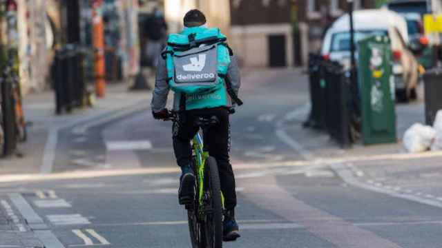 Un repartidor de Deliveroo, en una imagen de archivo / EFE