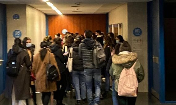 Estudiantes de la UB dirigiéndose al aula donde iban a realizar su examen / CEDIDA