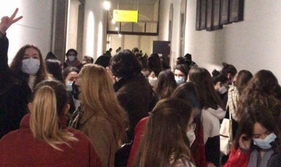 Alumnos de la facultad de medicina de la UB aglomerados en el pasillo antes de un examen / CEDIDA
