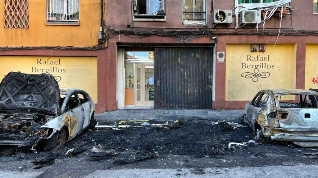 Restos de coches calcinados por el incendio de este martes en Badalona / CEDIDA