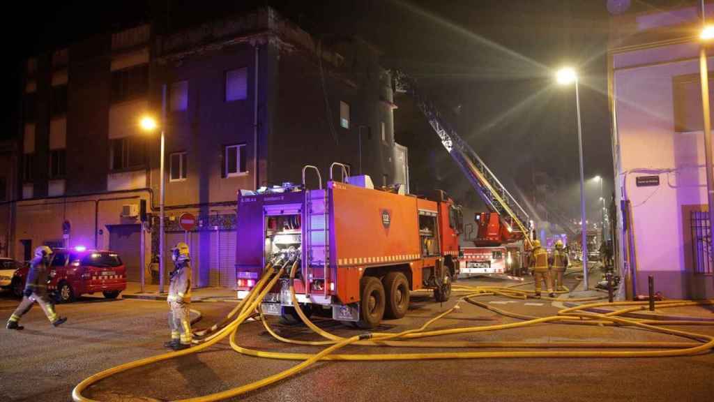 Varias dotaciones de Bomberos trabajando en un incendio / EFE