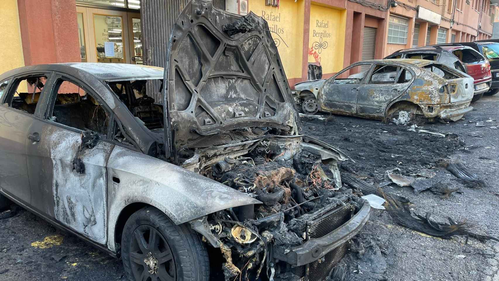 Coche destrozado por un pirómano