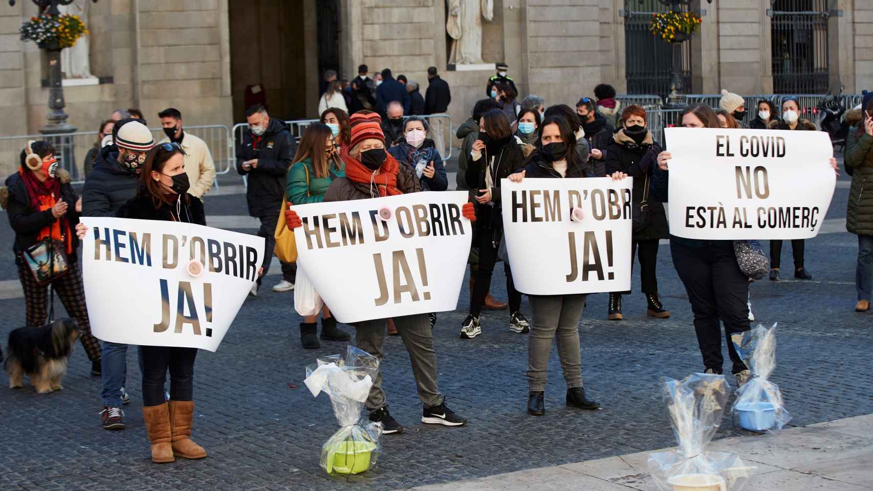 La restauración y el comercio plantan excrementos en la plaza Sant Jaume / EFE