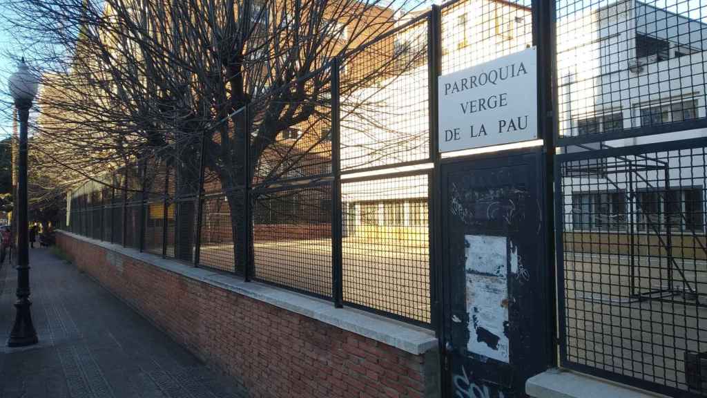 El patio de la antigua escuela, que se podría convertir en la entrada del tanatorio / METRÓPOLI ABIERTA - JORDI SUBIRANA