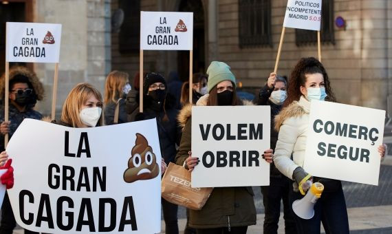 Protesta de la restauración y el comercio en la plaza Sant Jaume / EFE