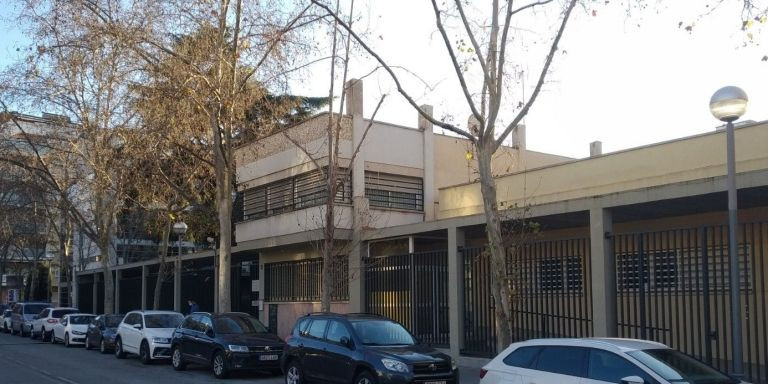 Edificio de la parroquia donde se quiere ubicar el tanatorio / METRÓPOLI ABIERTA - JORDI SUBIRANA