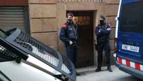 Dos de los agentes de los Mossos d'Esquadra que participaron en la desarticulación de un narcopiso en el Raval / MOSSOS D'ESQUADRA