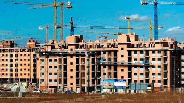 Construcción de viviendas de obra nueva, en una imagen de archivo / EFE