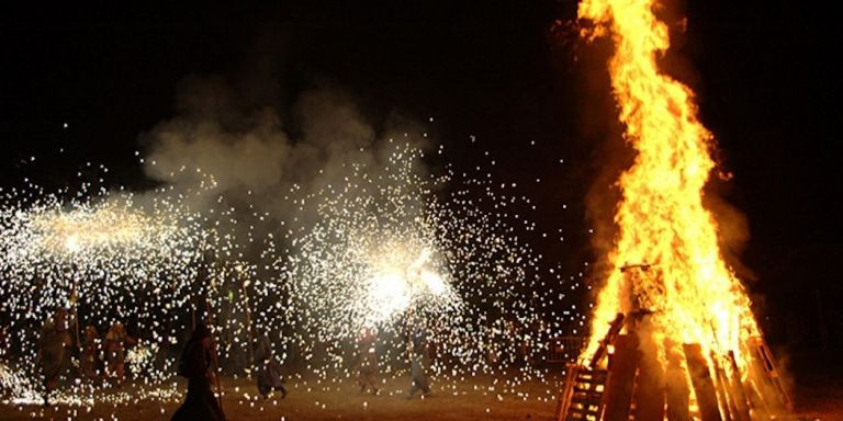 Una hoguera de Sant Joan en el Turó de la Peira / AYUNTAMIENTO DE BARCELONA