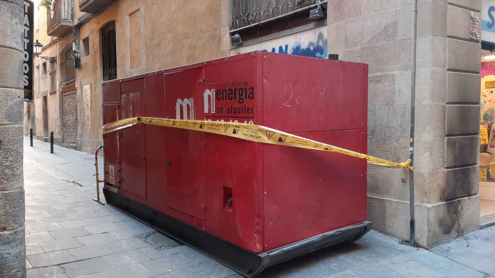 Grupo electrógeno de Endesa en una calle del Raval / ACCIÓ RAVAL