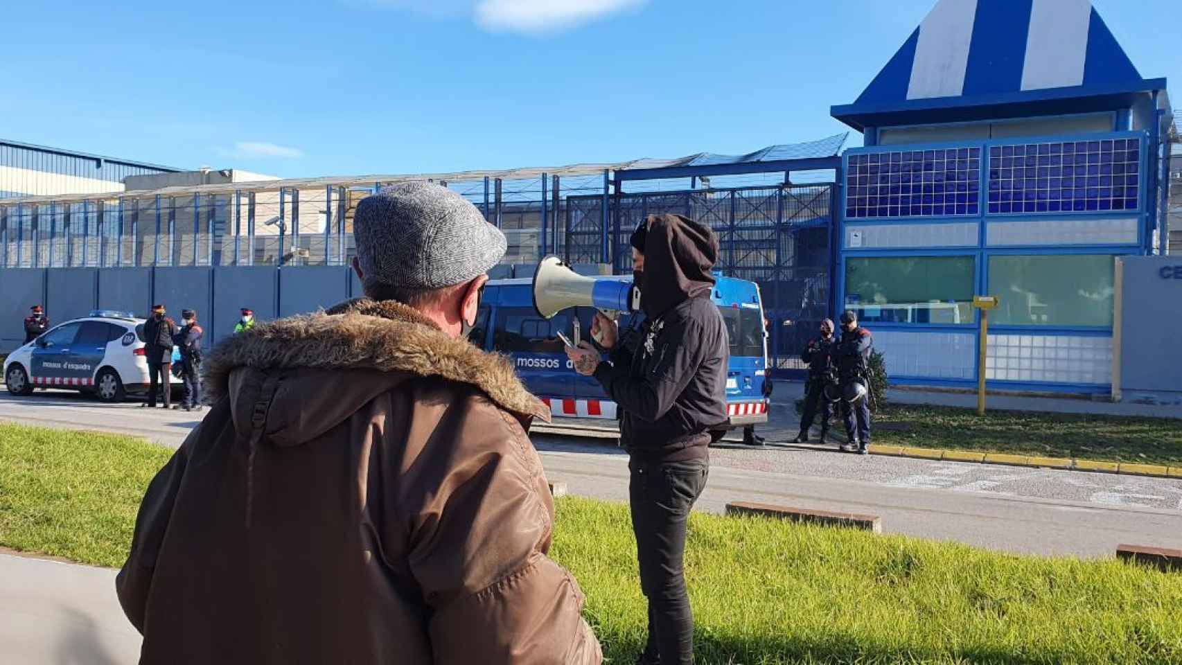 Protesta en el CIE de la Zona Franca el pasado 31 de diciembre de 2020 / @TrasLaManta