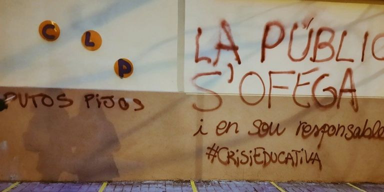 Pintada en la fachada de la escuela Sagrada Família Safa-Urgell / REDES SOCIALES