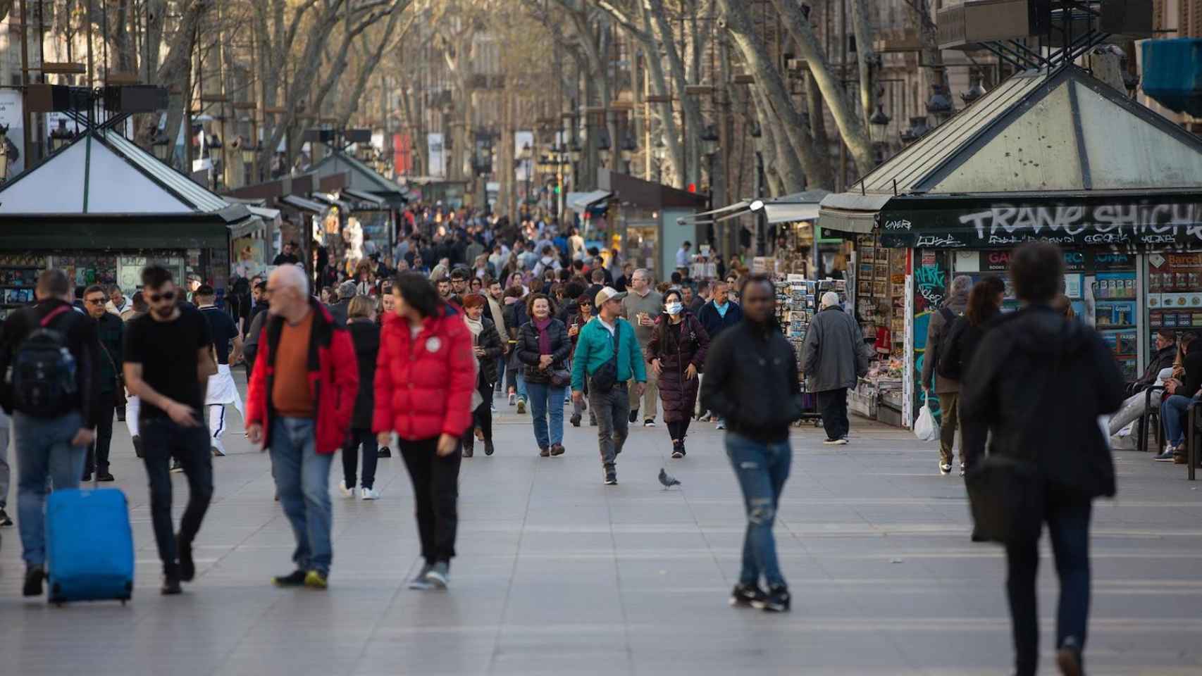 La Rambla, llena de paseantes, en marzo del año pasado antes del estado de alarma / EUROPA PRESS - DAVID ZORRAKINO