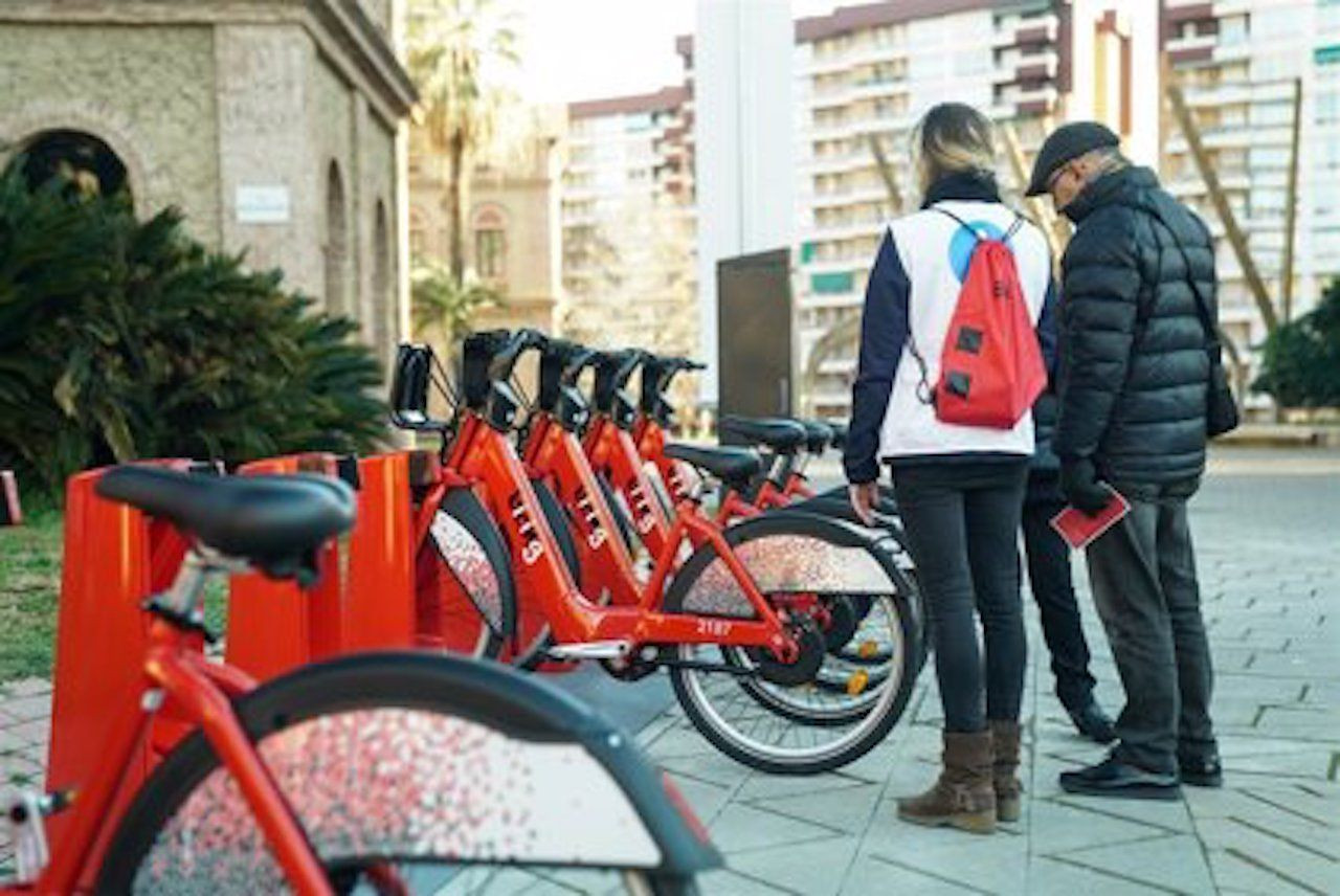 Usuarios junto a una estación del Bicing / AYUNTAMIENTO DE BARCELONA