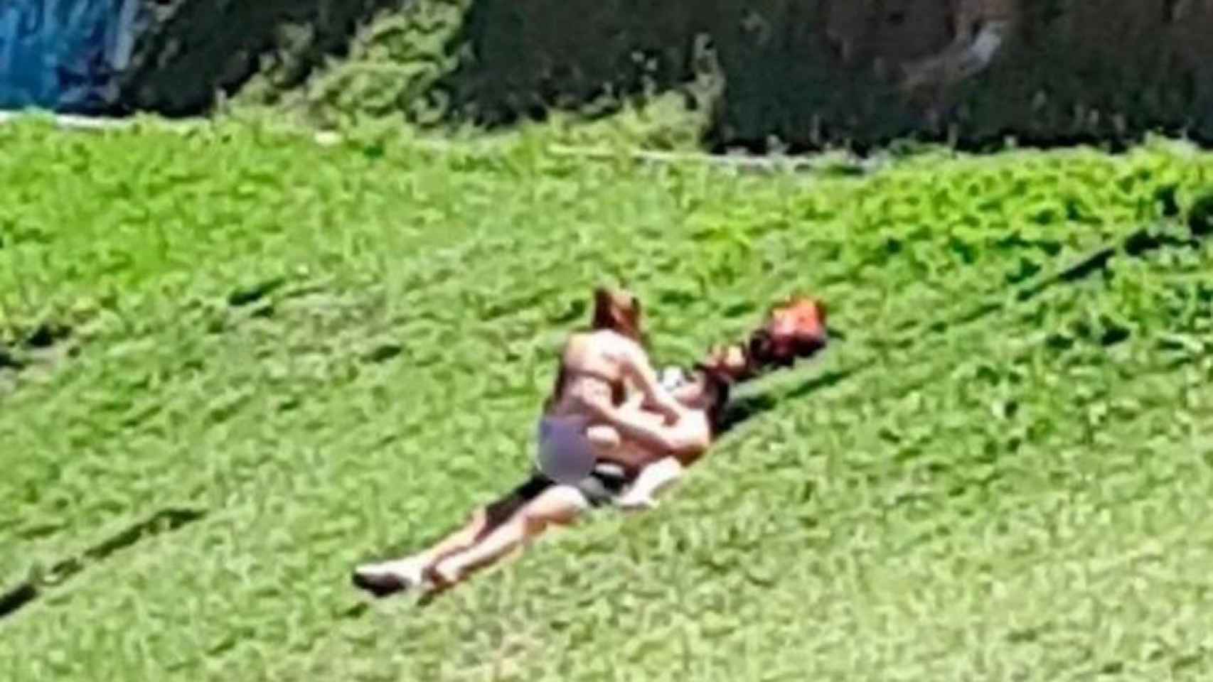 Pillan a una pareja practicando sexo en un parque público