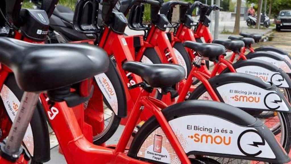 Bicicletas del Bicing, con publicidad propia de la aplicación 'Smou'