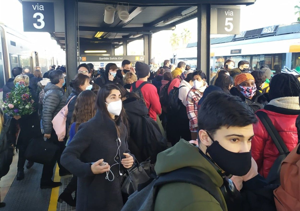 Aglomeración de pasajeros en la estación de Rodalies de Mataró, y que se han repetido en trayectos como en Barcelona-Blanes / EG