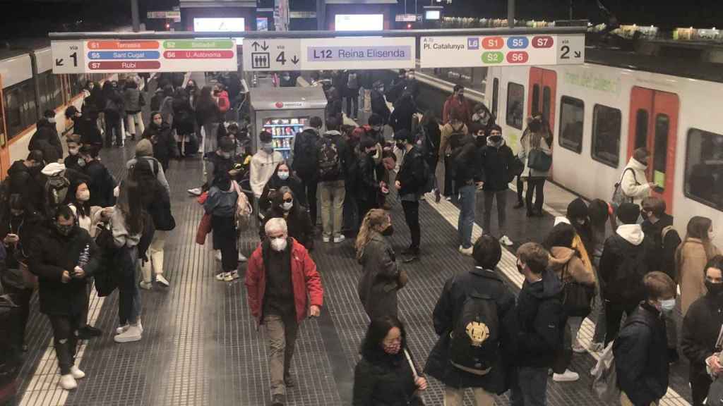 La estación de tren de Sarrià, hasta la bandera de estudiantes / FERRAN VIVES - @ferranvivesr