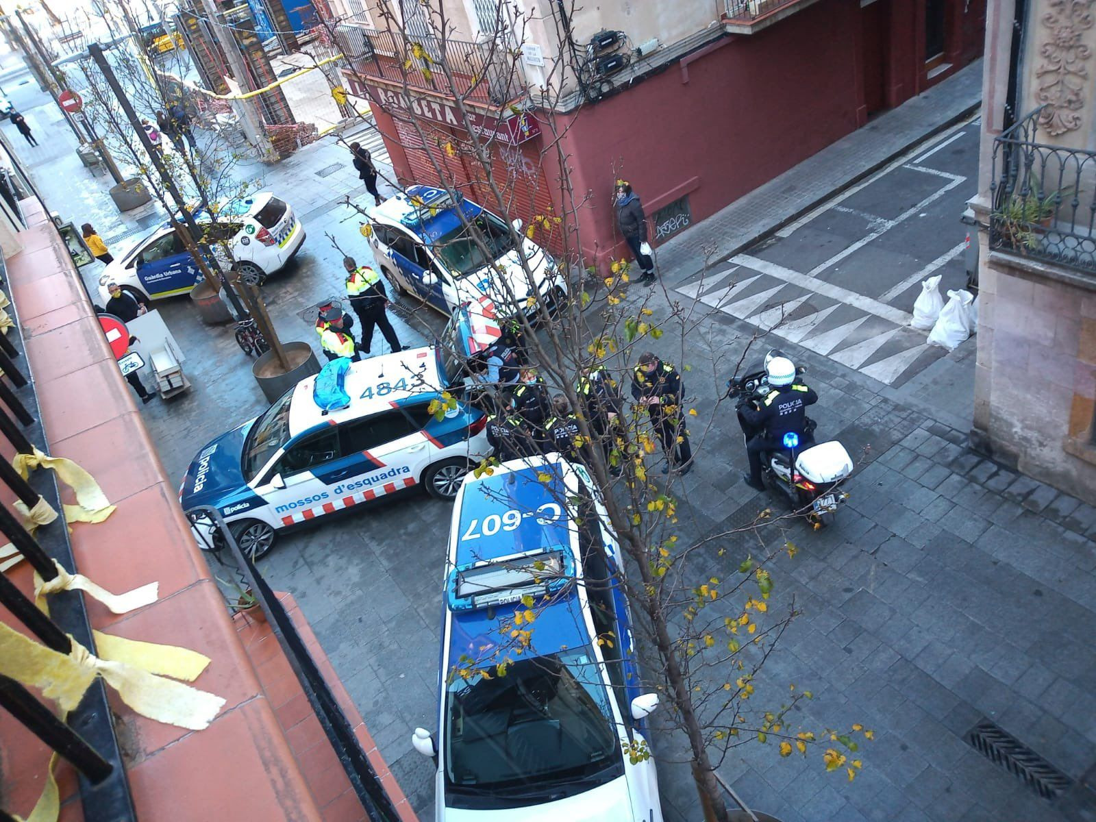 Agentes de los Mossos d'Esquadra y la Guardia Urbana, tras el asalto en la Barceloneta / HELPERS