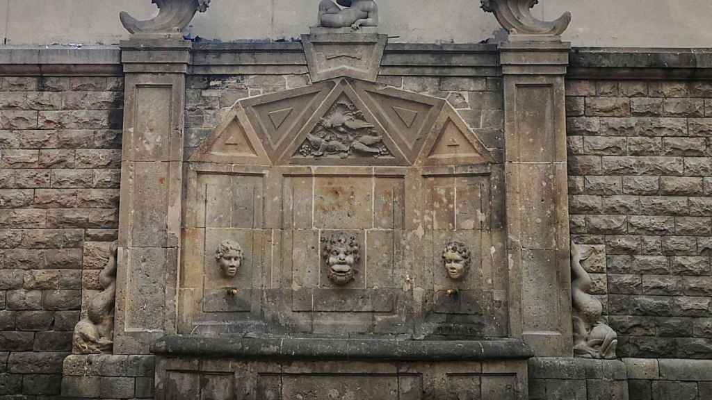 La fuente del Carme, en Ciutat Vella, fue reconstruida tras los ataques sufridos en la Guerra Civil / INMA SANTOS