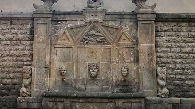 La fuente del Carme, en Ciutat Vella, fue reconstruida tras los ataques sufridos en la Guerra Civil / INMA SANTOS
