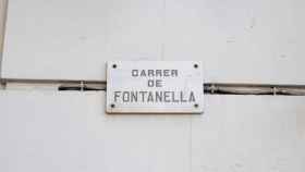 Detalle de la placa de la calle de Fontanella / PABLO MIRANZO