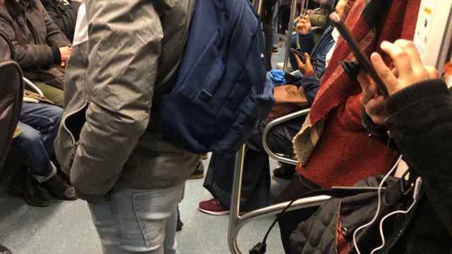 Un vagón de metro, hasta la bandera a pesar de las restricciones / MA