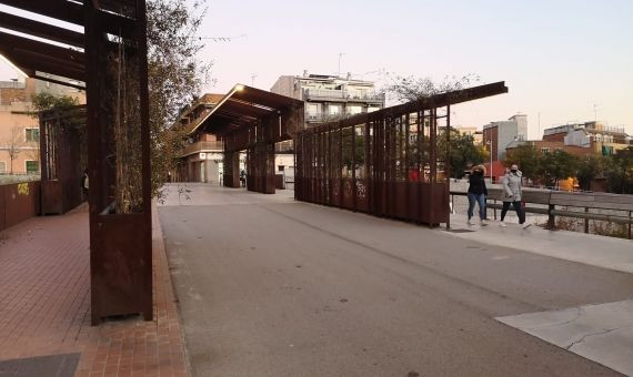 El puente de Sarajevo une los dos barrios / G.A