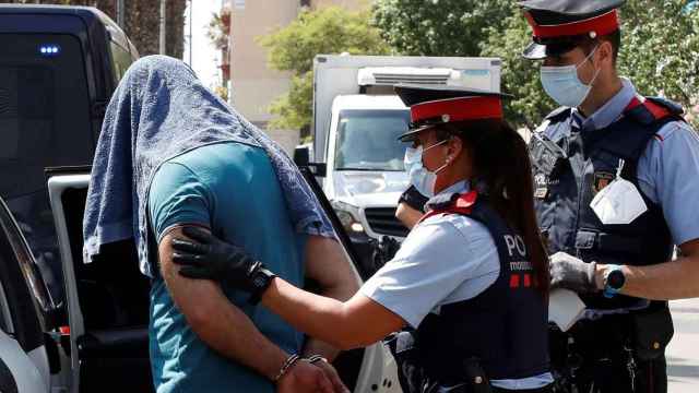 Un ladrón detenido por los Mossos d'Esquadra en una operación policial anterior / EFE