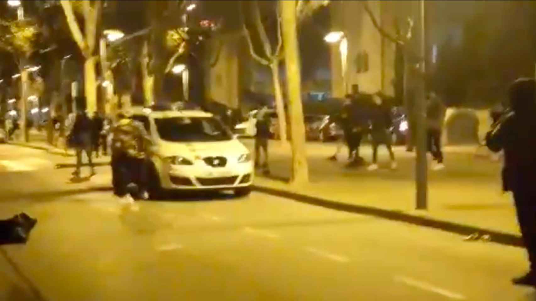 Captura de pantalla del vídeo del ataque masivo a una patrulla de los Mossos d'Esquadra en Pallejà / MA