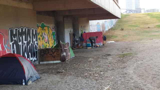Asentamiento de personas sin techo en el Port del Fòrum/ ELISABET GONZALEZ
