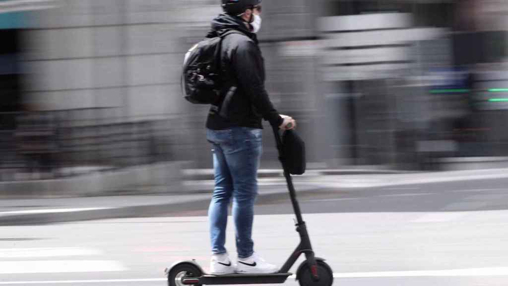 Un hombre circula en su patinete eléctrico, en una imagen de archivo / EUROPA PRESS