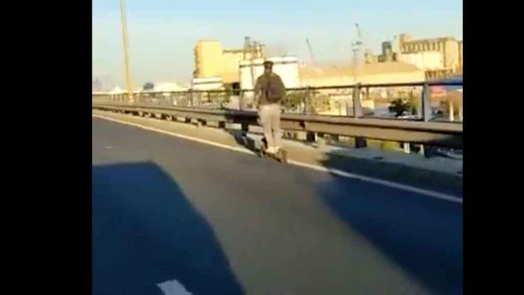 El patinete eléctrico, por la ronda Litoral, este lunes / TWITTER GUARDIA URBANA