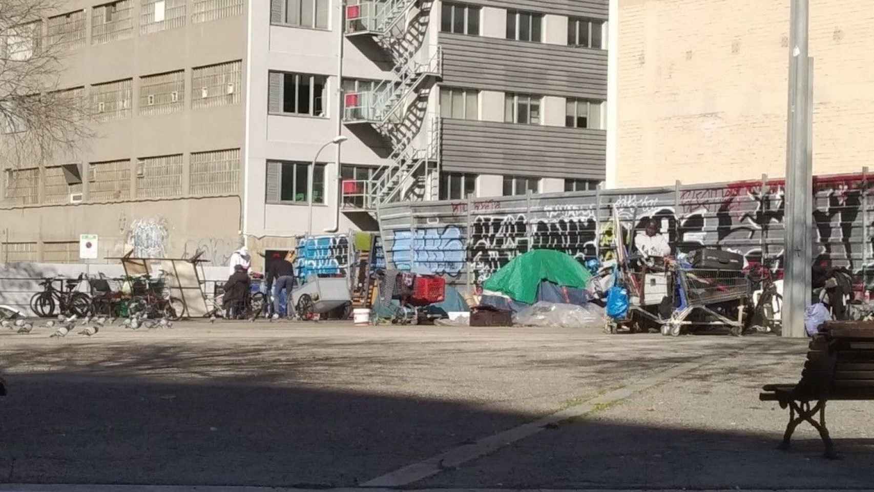 El campamento con tiendas de campaña, en medio de una plaza de la Vila Olímpica / METRÓPOLI ABIERTA - JORDI SUBIRANA